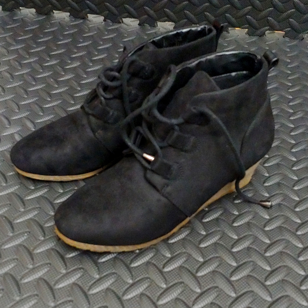 EUC * JESSICA CLINE * SUEDE BOOTIES * LACE UP * SIZE 7M * 2.5" HEEL 😍 - Picture 2 of 9